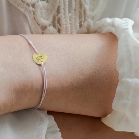Spersonalizowana bransoletka ze sznurkiem – monetka 10 mm – złoto 14k – model z inicjałem 3