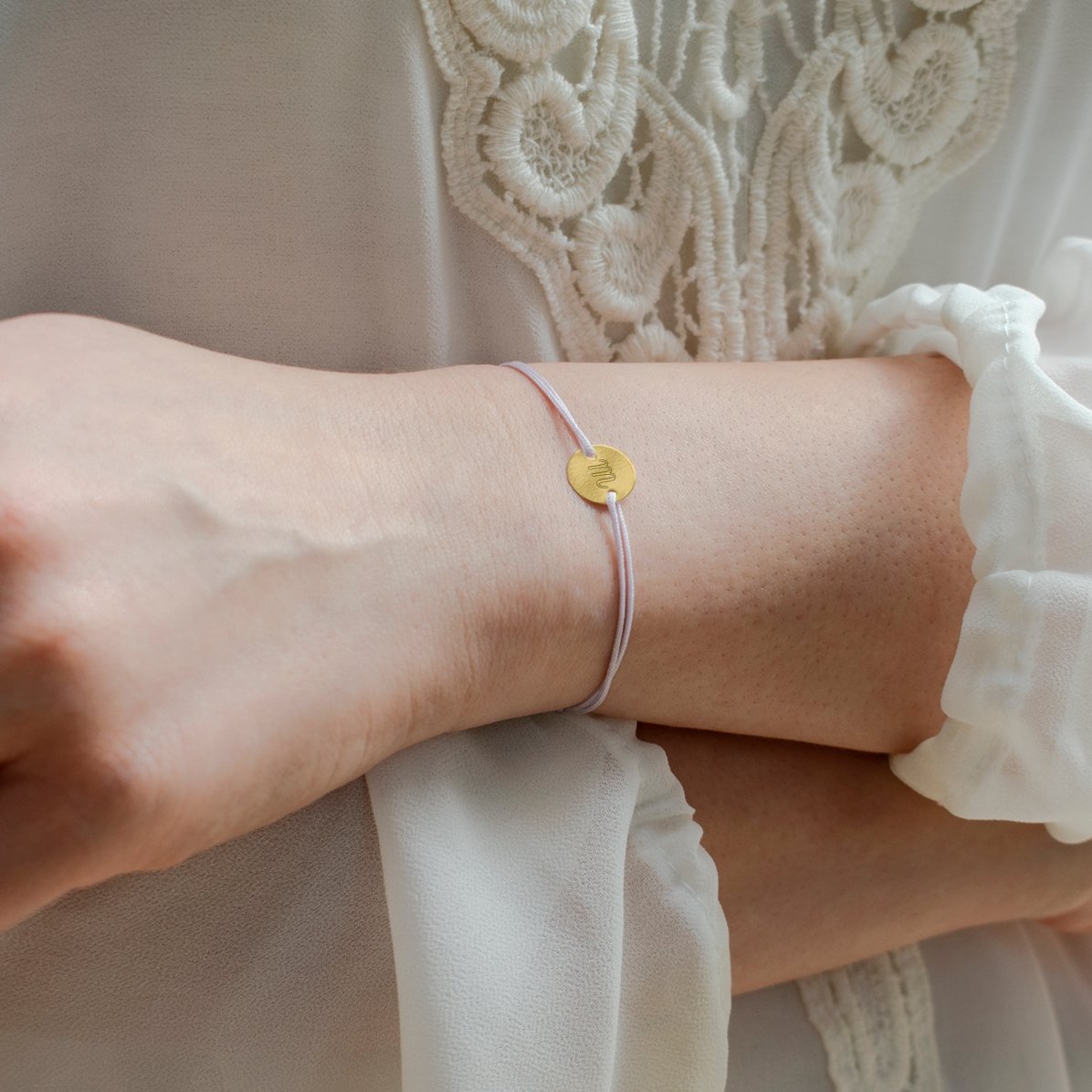 Spersonalizowana bransoletka ze sznurkiem – monetka 10 mm – złoto 14k – model z inicjałem