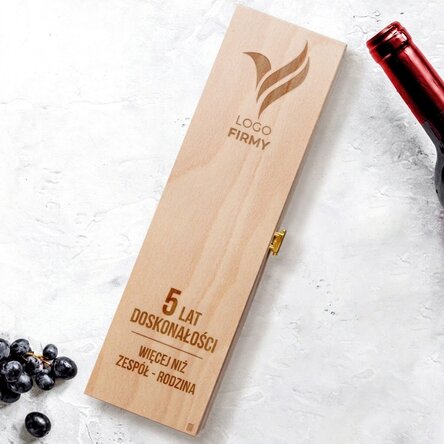 Pudełko na wino z logo i napisem