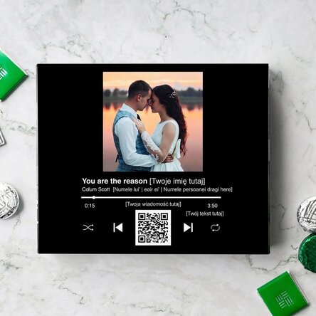 Pudełko cukierków spersonalizowane zdjęciem, tekstem i kodem QR – Nasza melodia