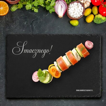 Spersonalizowana płyta z łupka z wygrawerowanym napisem – Smacznego – Restauracja