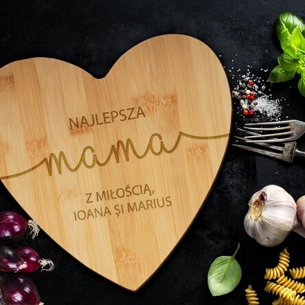 Spersonalizowana deska do krojenia w kształcie serca z napisem – „Best mom”