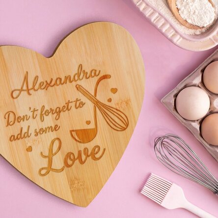 Heart-shaped chopping board personalised with name - Love