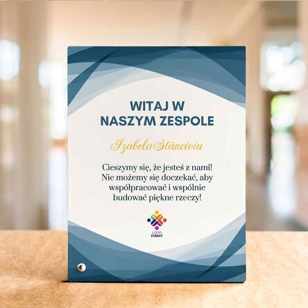 Spersonalizowana ramka na zdjęcia na biurko z napisem i logo – Witaj