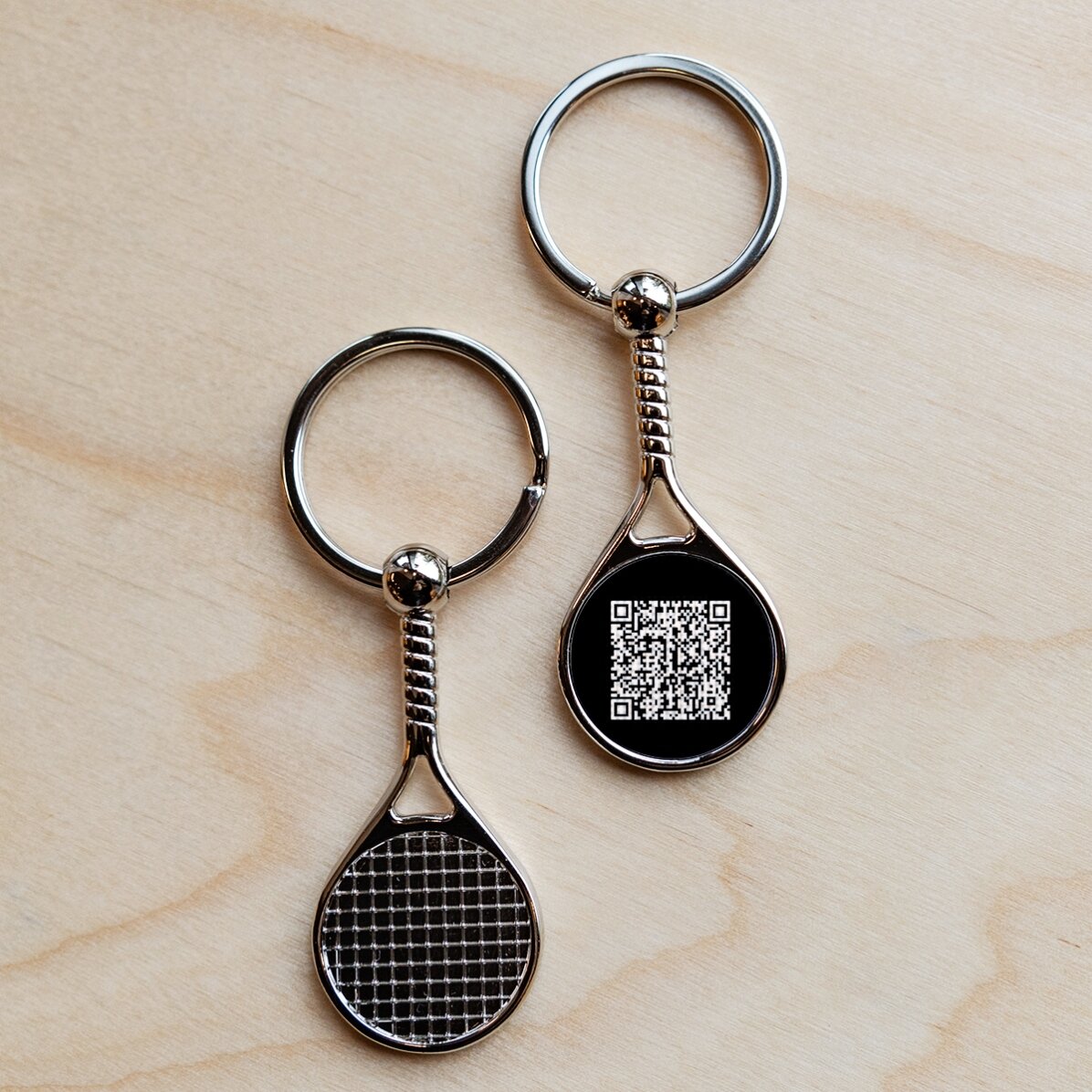 Breloc w kształcie rakiety tenisowej z personalizowanym kodem QR – Dodaj kontakt