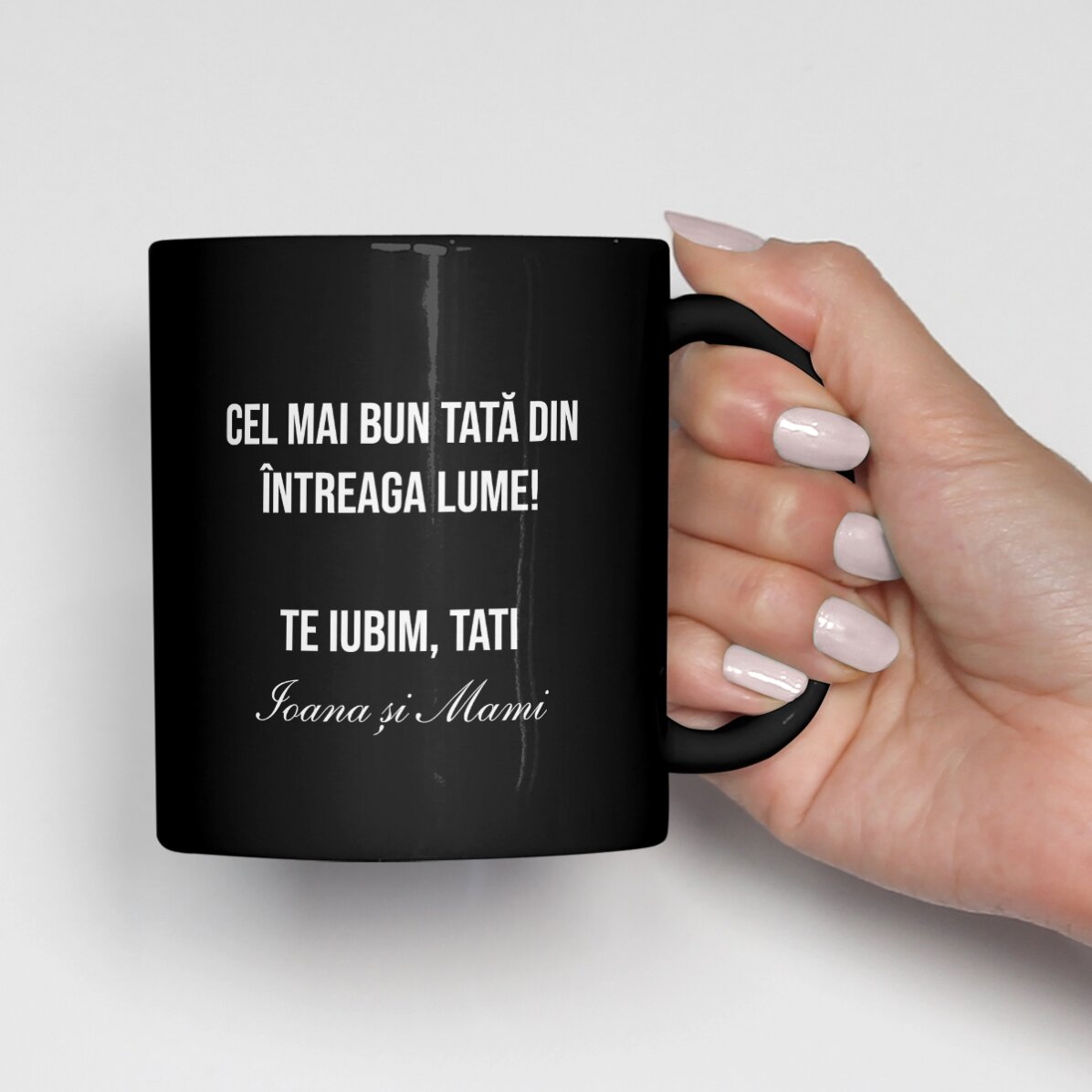 Czarny kubek z indywidualnym nadrukiem ze zdjęciem i napisem
