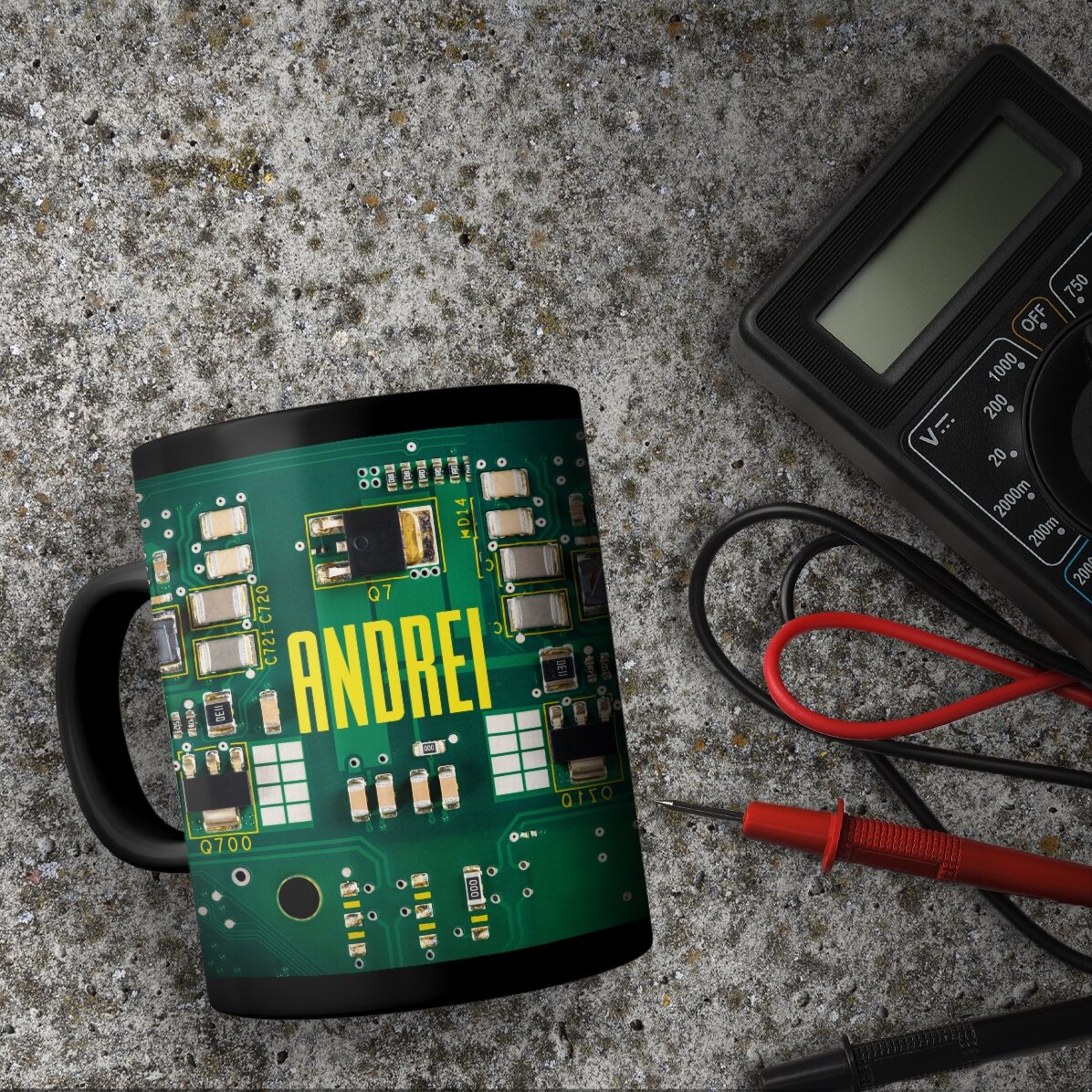 Spersonalizowany czarny kubek z napisem dla miłośników elektroniki – Motherboard