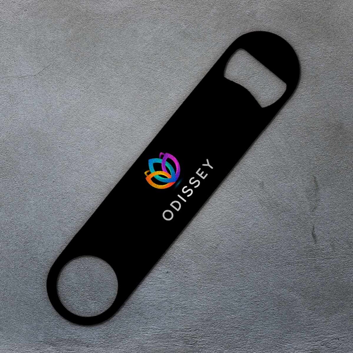 Spersonalizowany otwieracz do piwa z logo na kolorowym tle