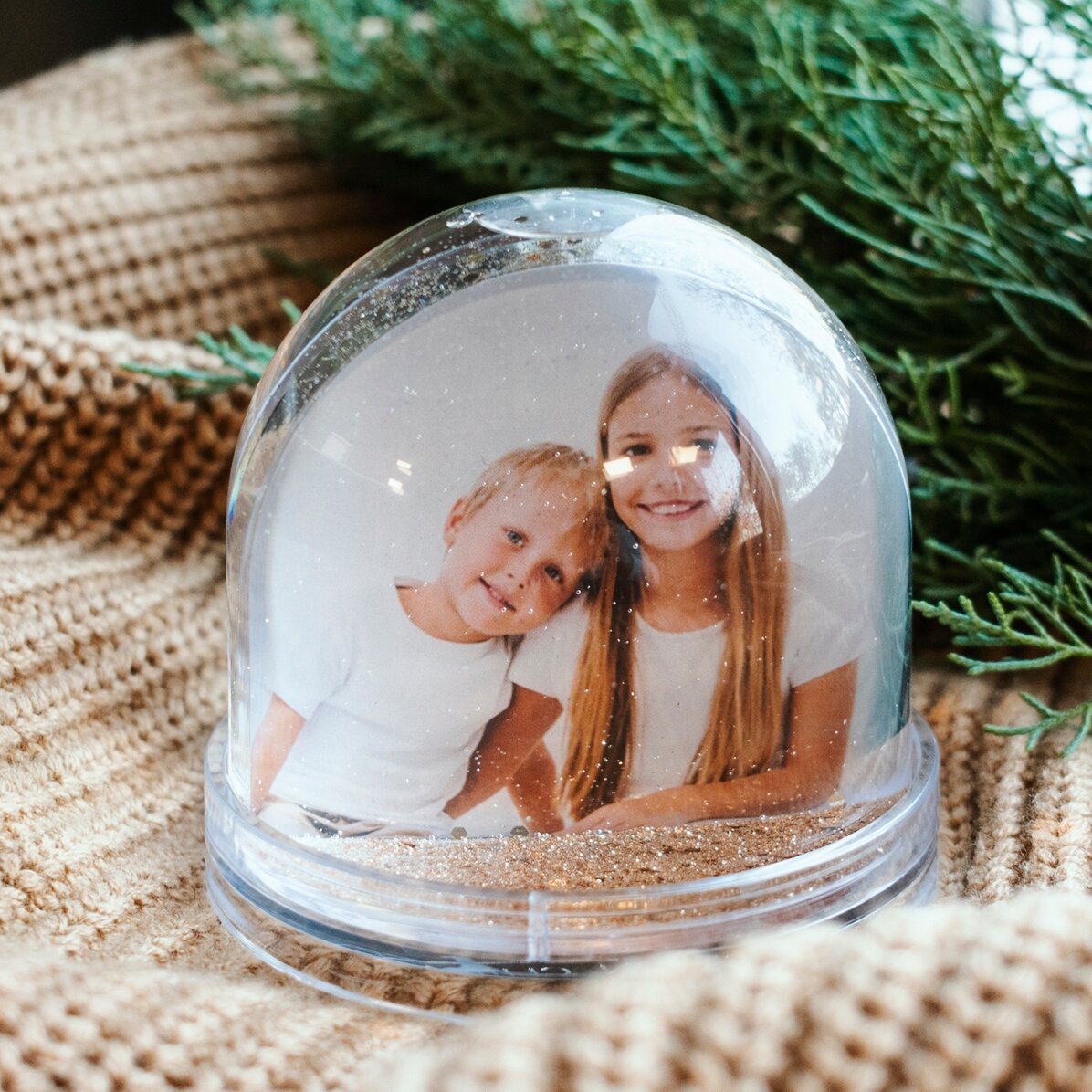 Spersonalizowana kula biurkowa ze zdjęciem i napisem – Magia Świąt Bożego Narodzenia