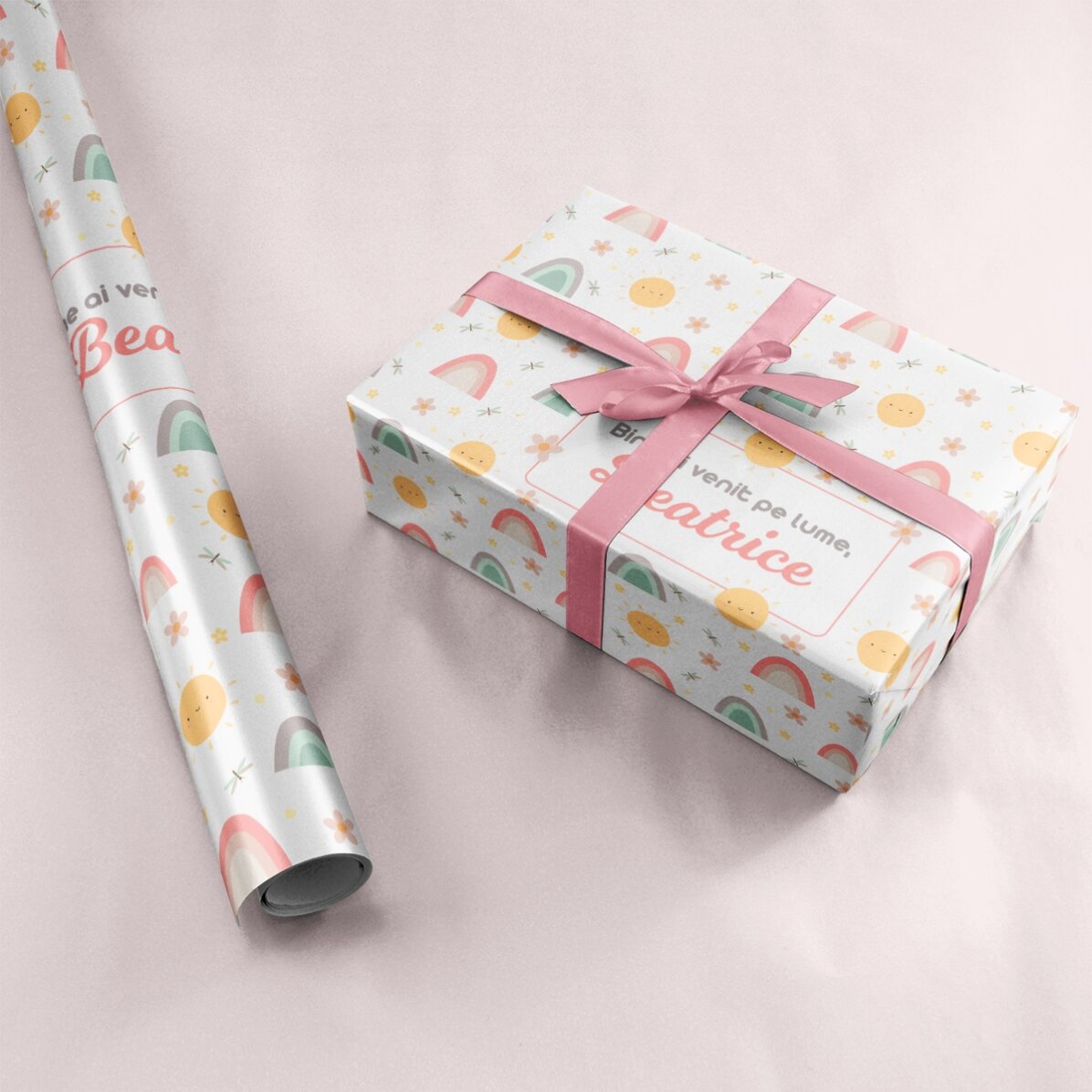 Papier do pakowania prezentów z indywidualnym napisem – „Baby girl”