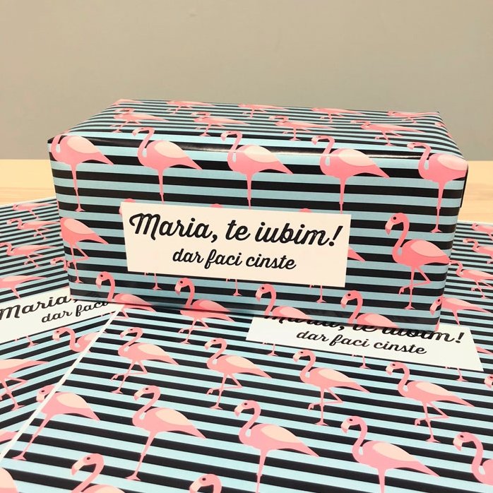 Spersonalizowany papier do pakowania prezentów – wzór z flamingami, z tekstem w ramce