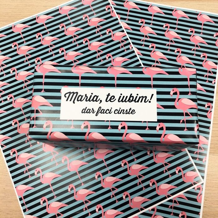 Spersonalizowany papier do pakowania prezentów – wzór z flamingami, z tekstem w ramce