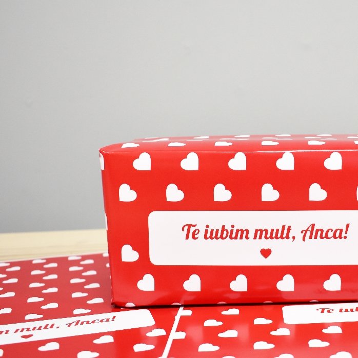 Spersonalizowany papier do pakowania prezentów – wzór z serduszkami