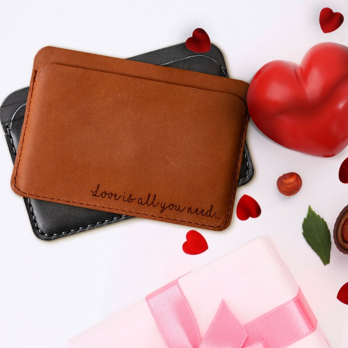Spersonalizowany skórzany portfel z napisem – „Love is all you need”