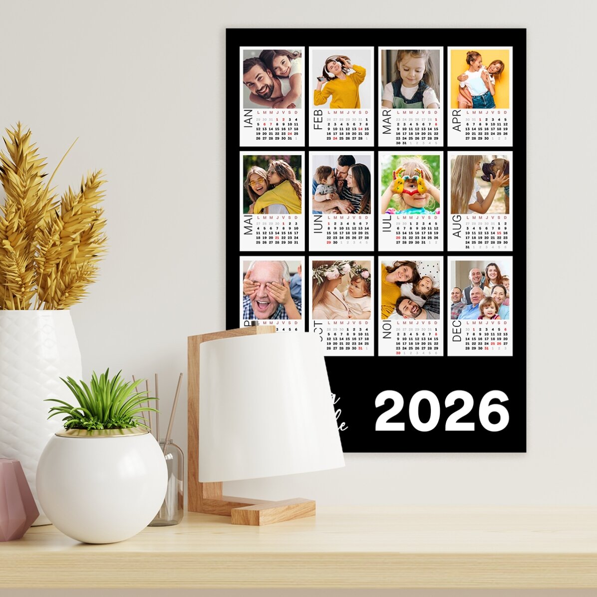 Spersonalizowany plakat-kalendarz z 12 zdjęciami w stylu polaroid i kolorowym tłem
