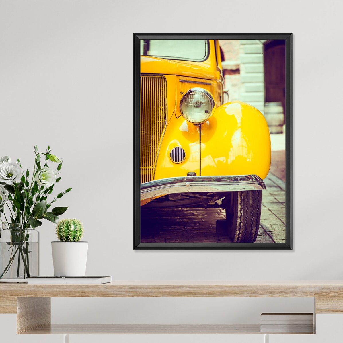 Plakat z żółtym samochodem w stylu vintage