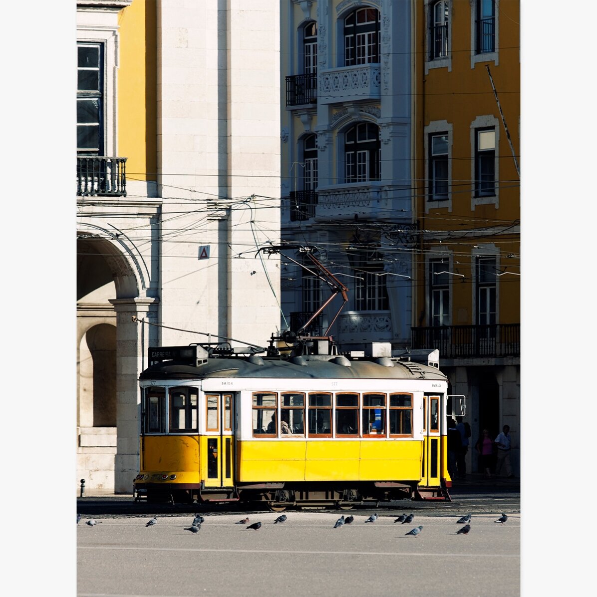 Plakat „Żółty tramwaj w Lizbonie, Portugalia”