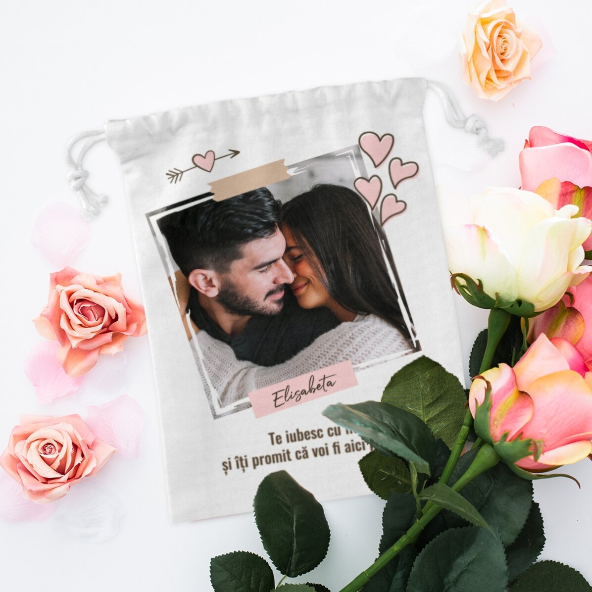 Mała torebka na prezenty z nadrukiem zdjęcia i tekstu – „In love”