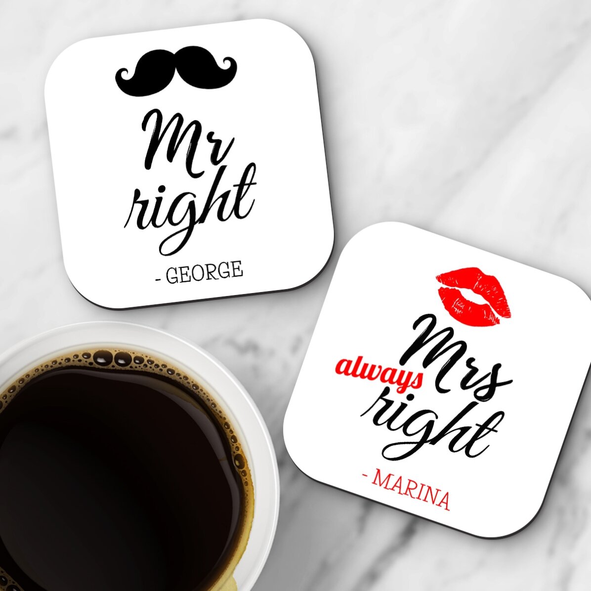 Zestaw 2 spody pod szklanki z indywidualnym napisem – Mr and Mrs Right