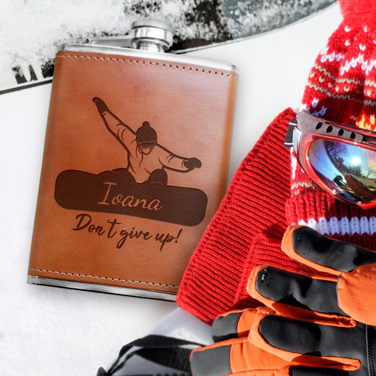 Kieszonkowa butelka w skórzanym etui, spersonalizowana imieniem i wiadomością – Snowboard