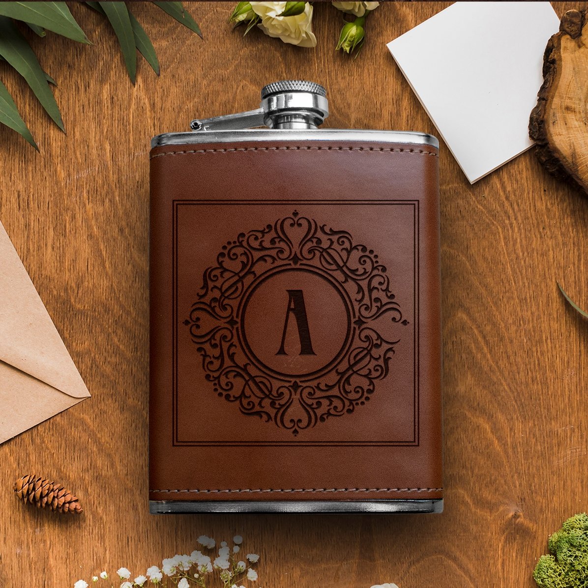 Spersonalizowana buteleczka kieszonkowa w skórzanym etui – Elegant Monogram