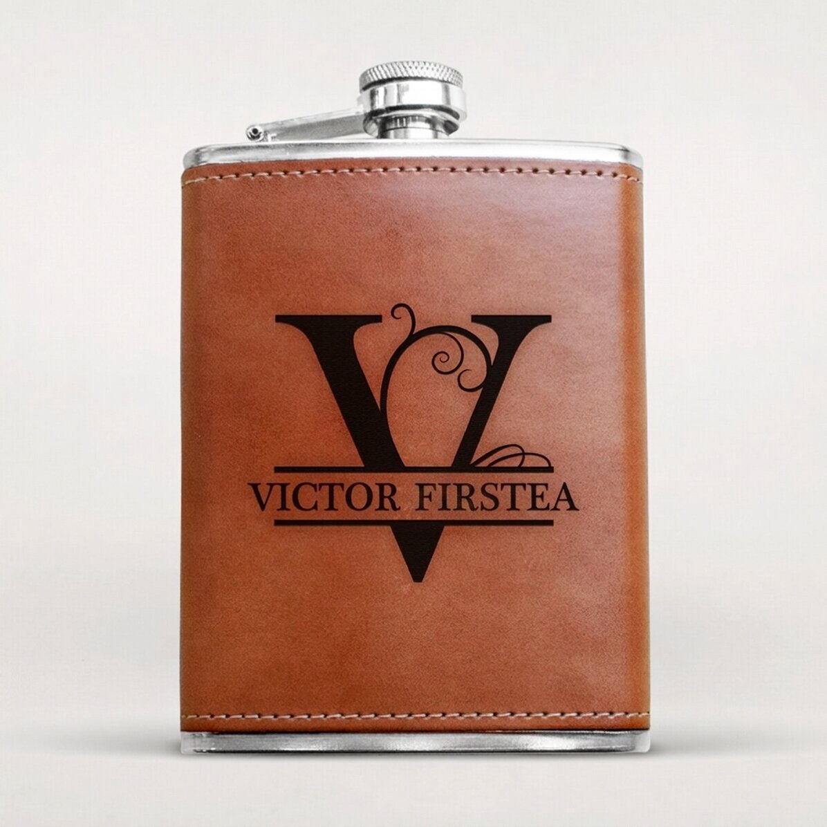 Kieszonkowa butelka w skórzanym etui, spersonalizowana monogramem i imieniem