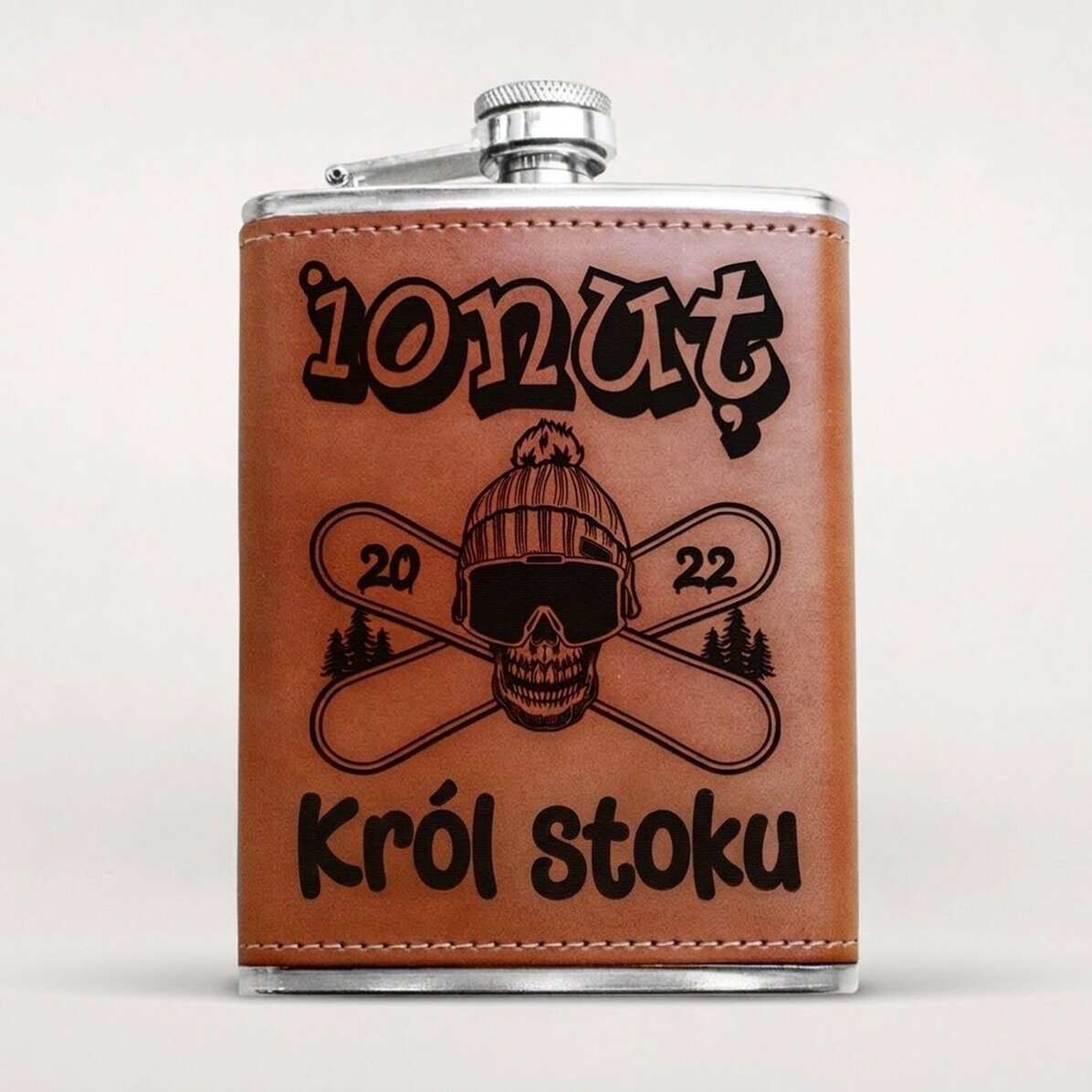 Kieszonkowa butelka w skórzanym etui z imieniem – Skull Snowboard