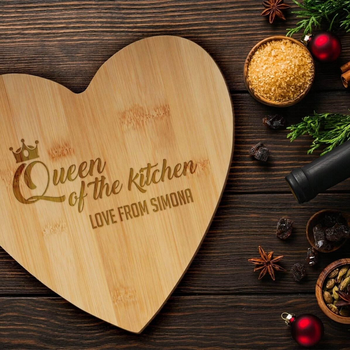 Personalised heart-shaped chopping board with text - Queen of the kitchen