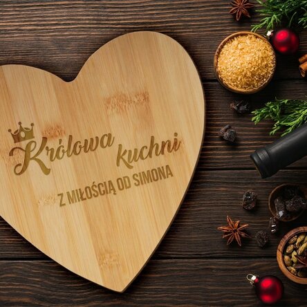Spersonalizowana deska do krojenia w kształcie serca z napisem – Queen of the kitchen