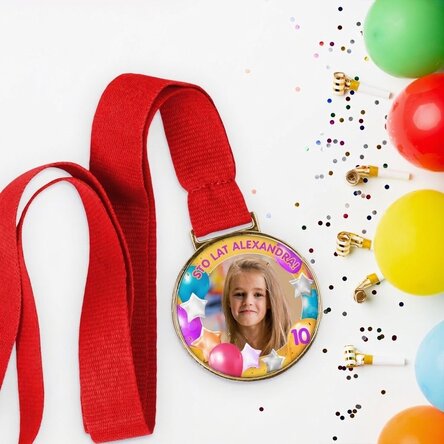 Spersonalizowany medalion ze zdjęciem i napisem – „Happy Birthday”