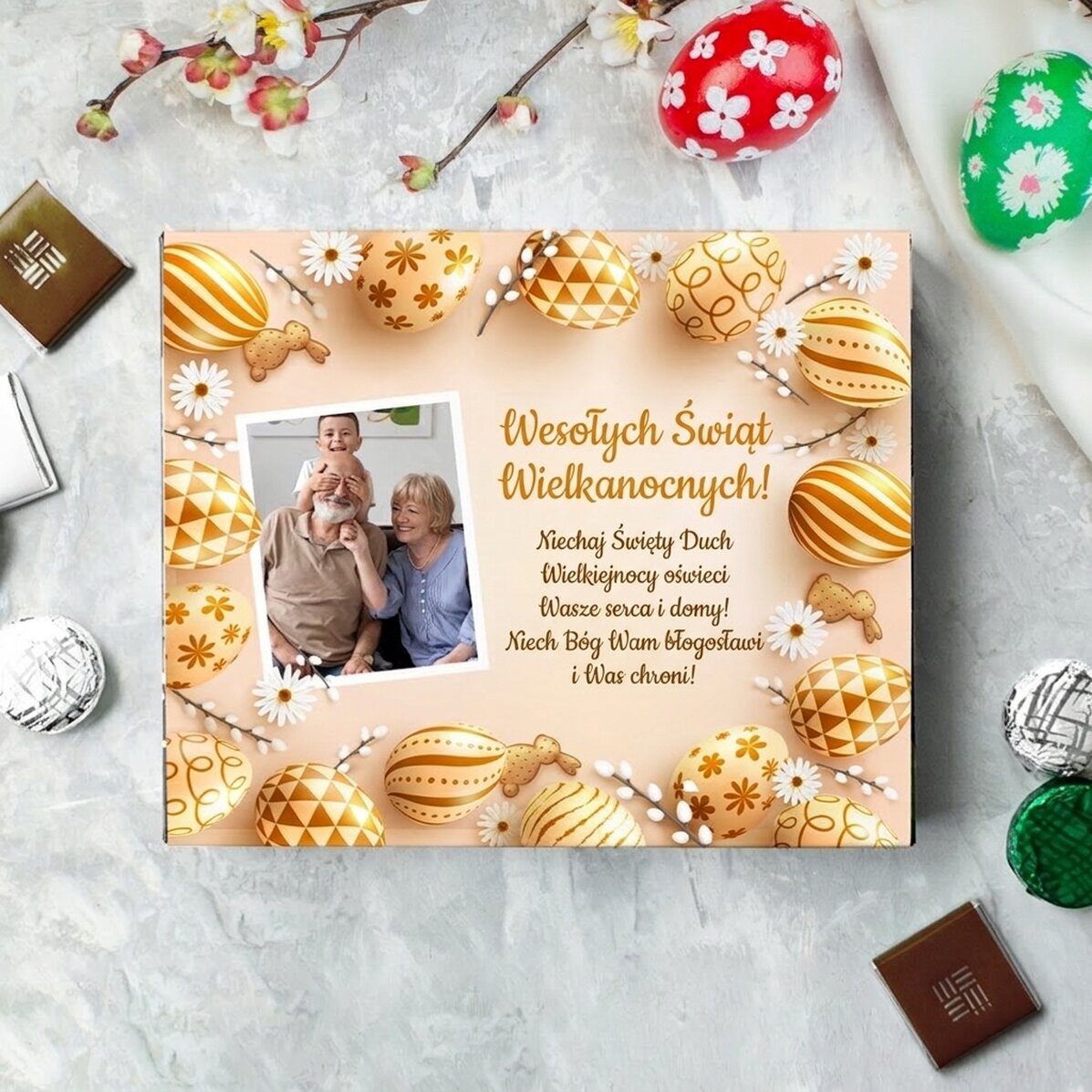 Pudełko cukierków z indywidualnym nadrukiem ze zdjęciem i napisem – Wesołych Świąt Wielkanocnych!