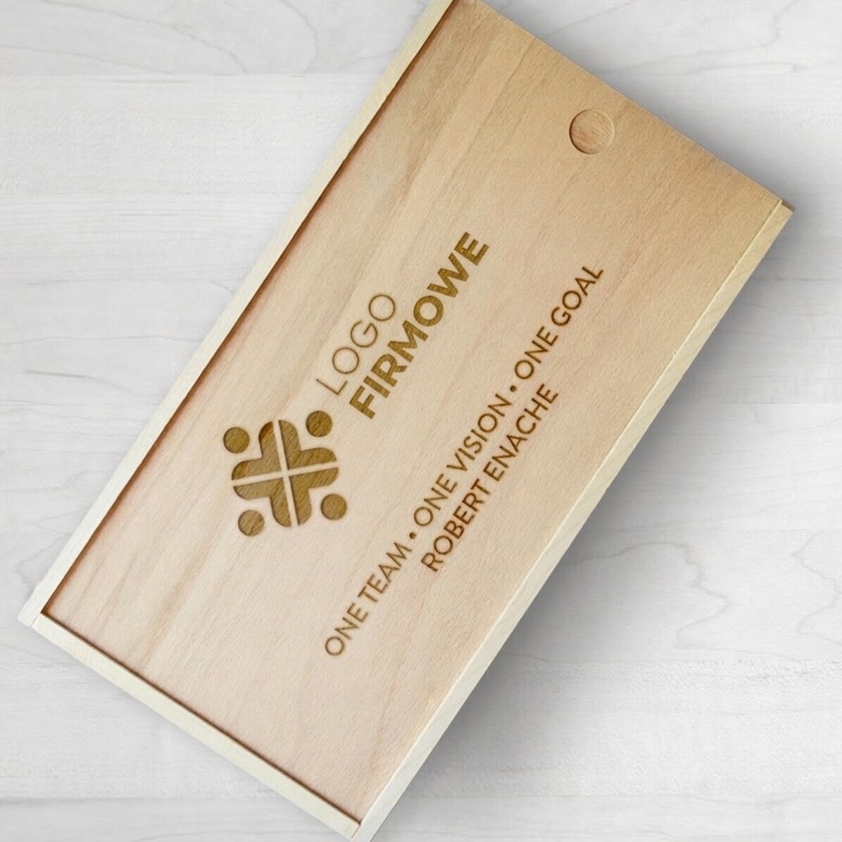 Spersonalizowane drewniane pudełko prezentowe z logo i napisem