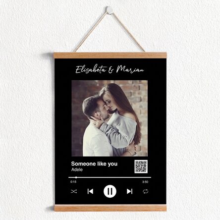 Plakat z zawieszką, spersonalizowany zdjęciem, tekstem i kodem QR – Nasza piosenka
