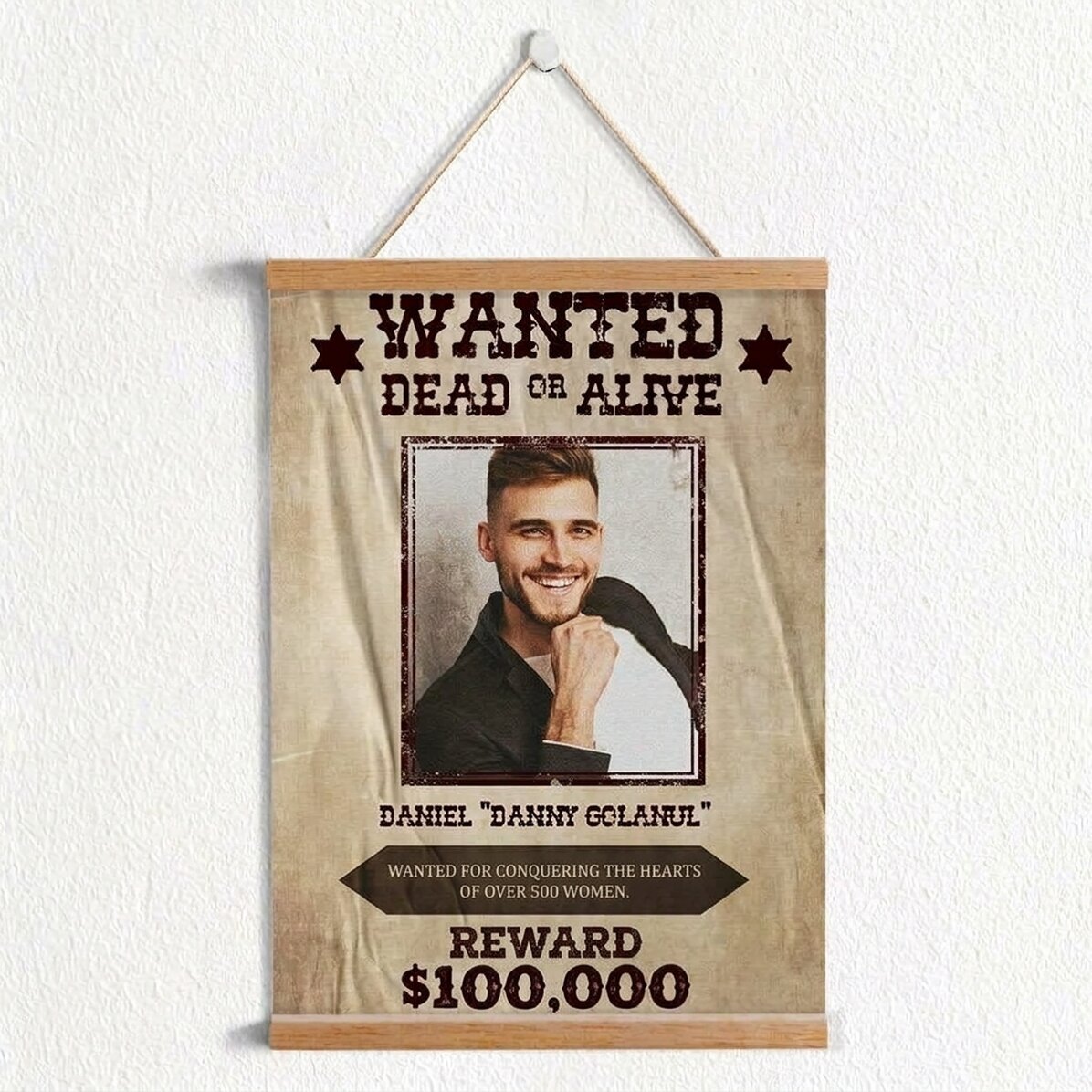 Plakat z zawieszką, spersonalizowany z tekstem i zdjęciem – Wanted