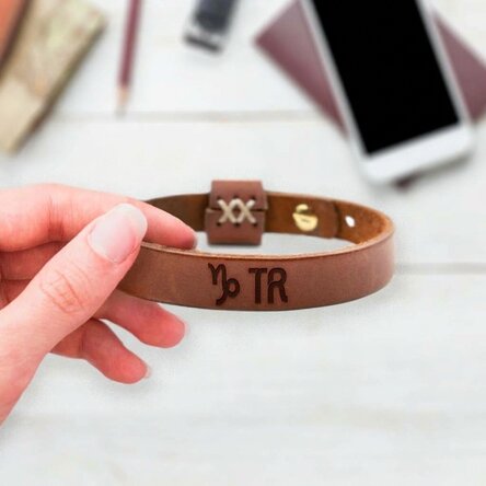 Spersonalizowana skórzana bransoletka z inicjałami i znakiem zodiaku Koziorożec