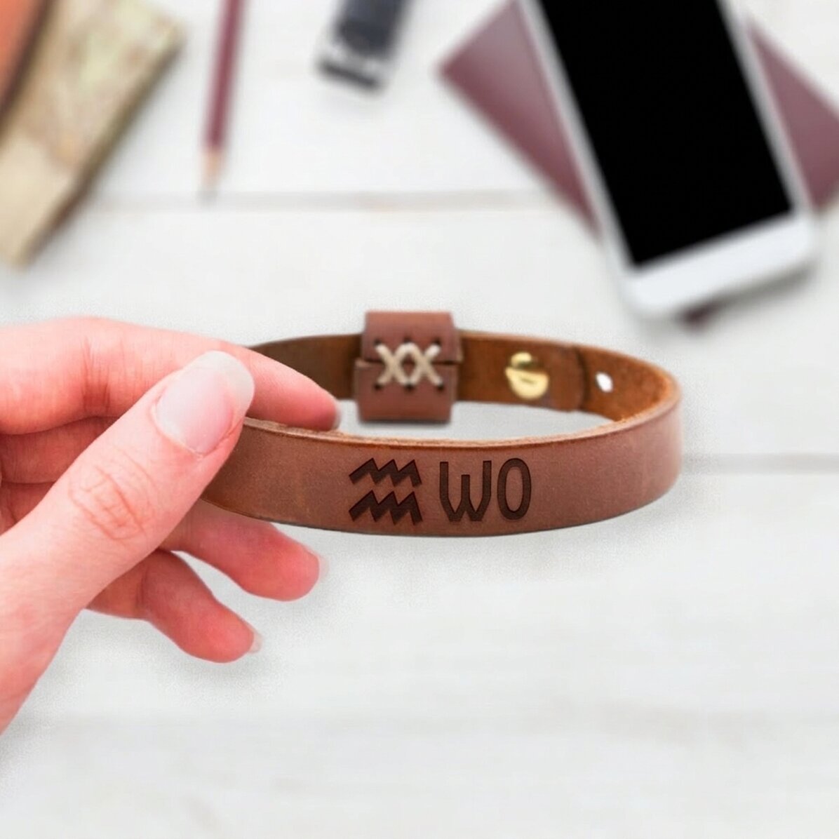 Spersonalizowana skórzana bransoletka z inicjałami i znakiem zodiaku