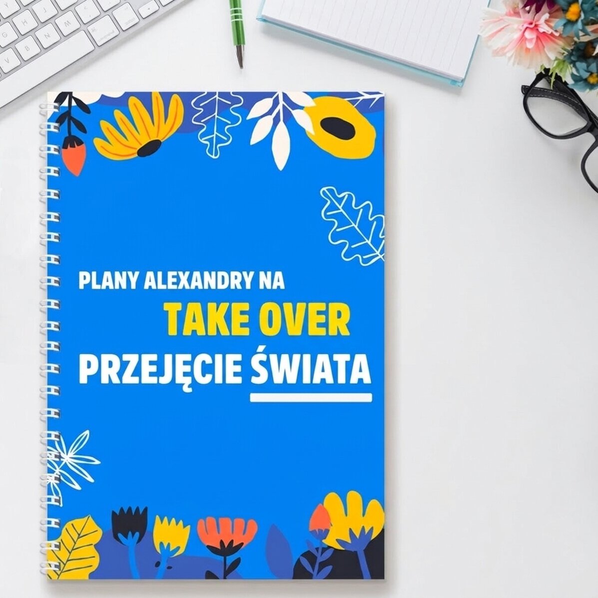 Spersonalizowany notatnik z napisem – „Take over the world”