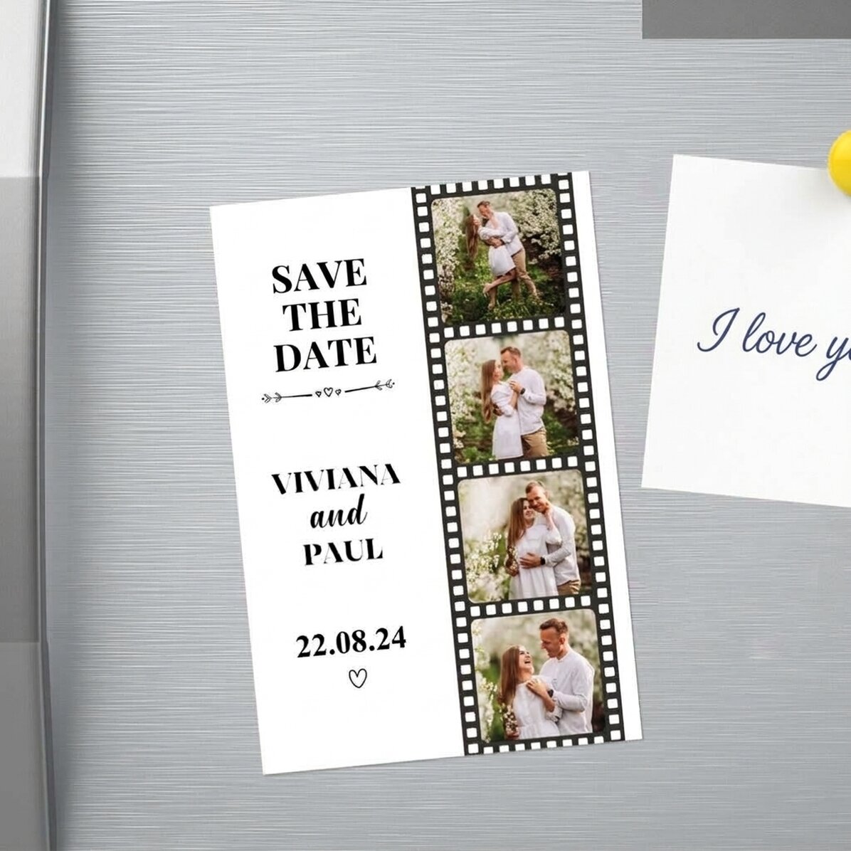 Spersonalizowany magnes o wymiarach 10 x 15 cm z 4 zdjęciami i tekstem – „Save the date”