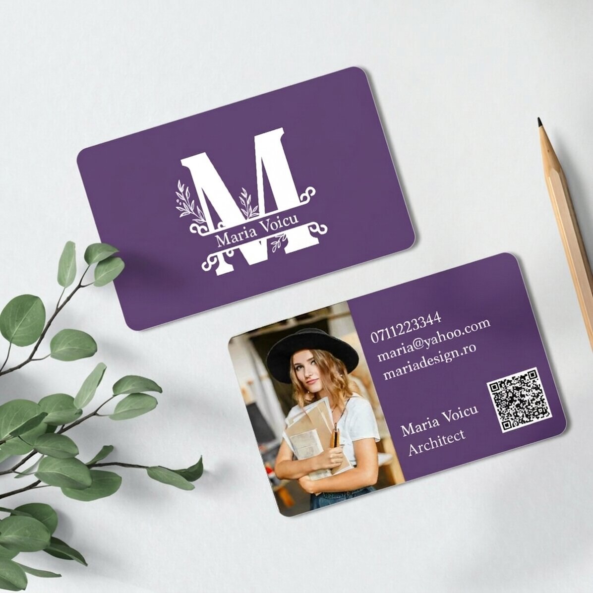 Spersonalizowana wizytówka aluminiowa, dwustronna, ze zdjęciem, napisem i kodem QR – Monograma