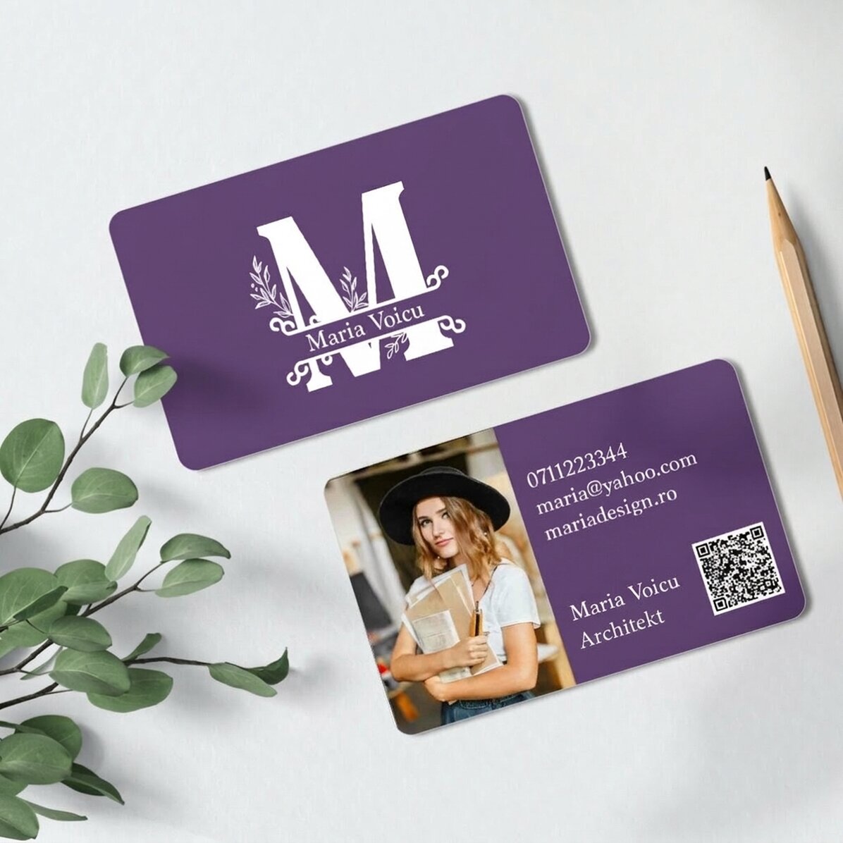 Spersonalizowana wizytówka aluminiowa, dwustronna, ze zdjęciem, napisem i kodem QR – Monograma
