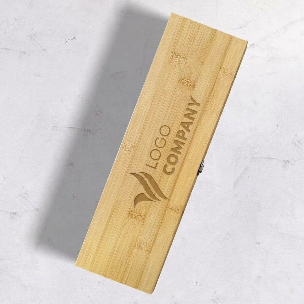 Bambusowe pudełko na wino z akcesoriami, spersonalizowane logo w orientacji poziomej