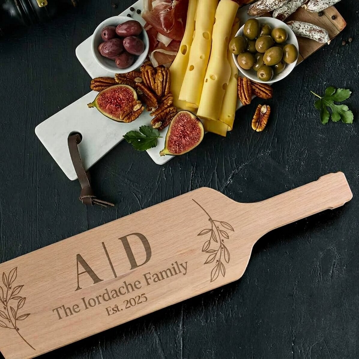 Customised bottle-shaped cheese chopping board - Family