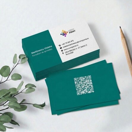 Spersonalizowane wizytówki na papierze, projekt z kolorową paską, logo i kodem QR