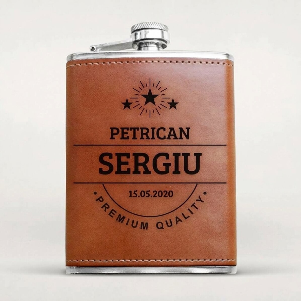 Spersonalizowana, pokryta skórą buteleczka kieszonkowa z imieniem
