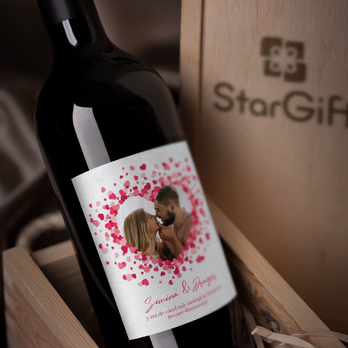 Wino z indywidualnym napisem dla pary – Love is in the air